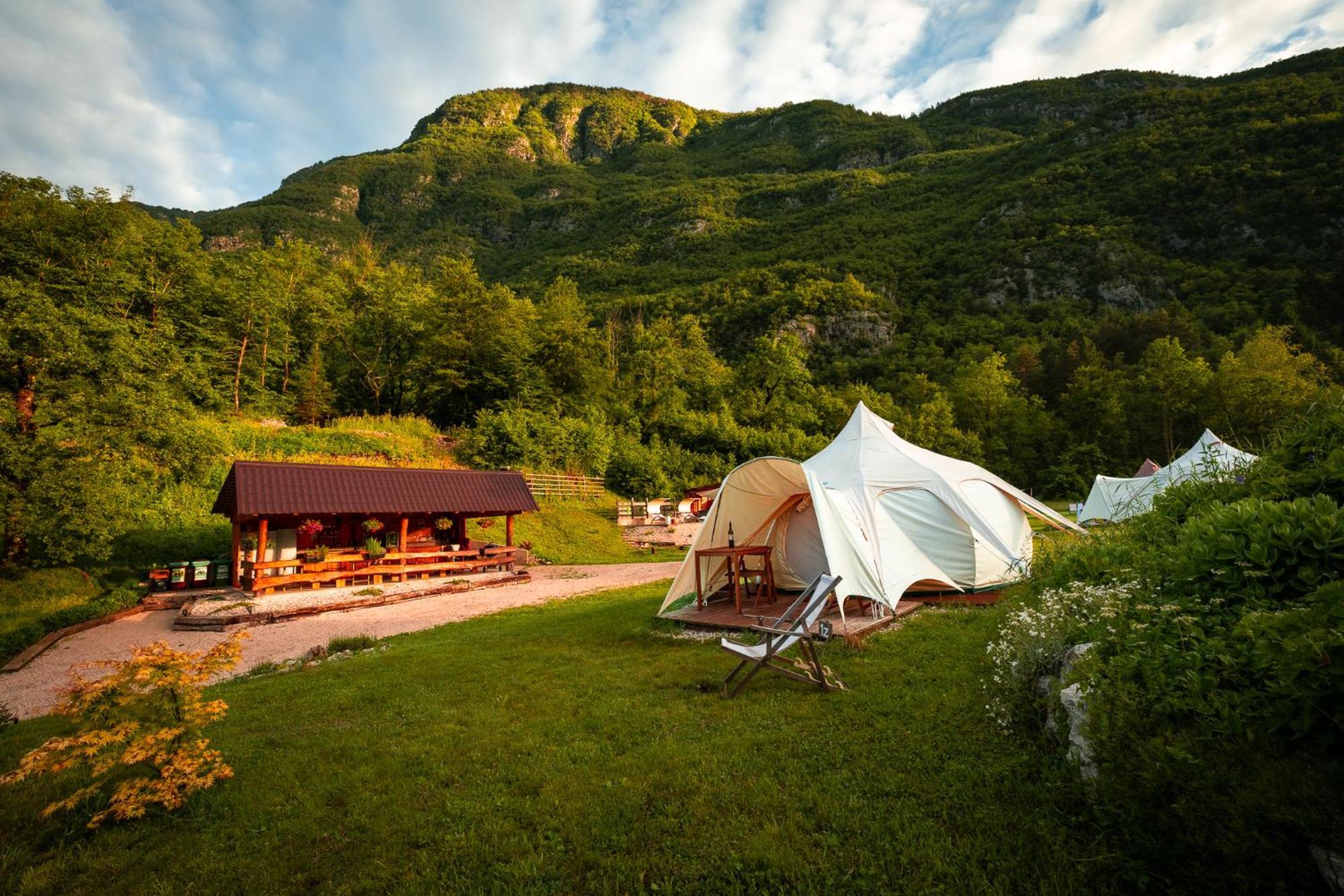 Glamping Gozdna Jasa Hotel โบเว็ก ภายนอก รูปภาพ