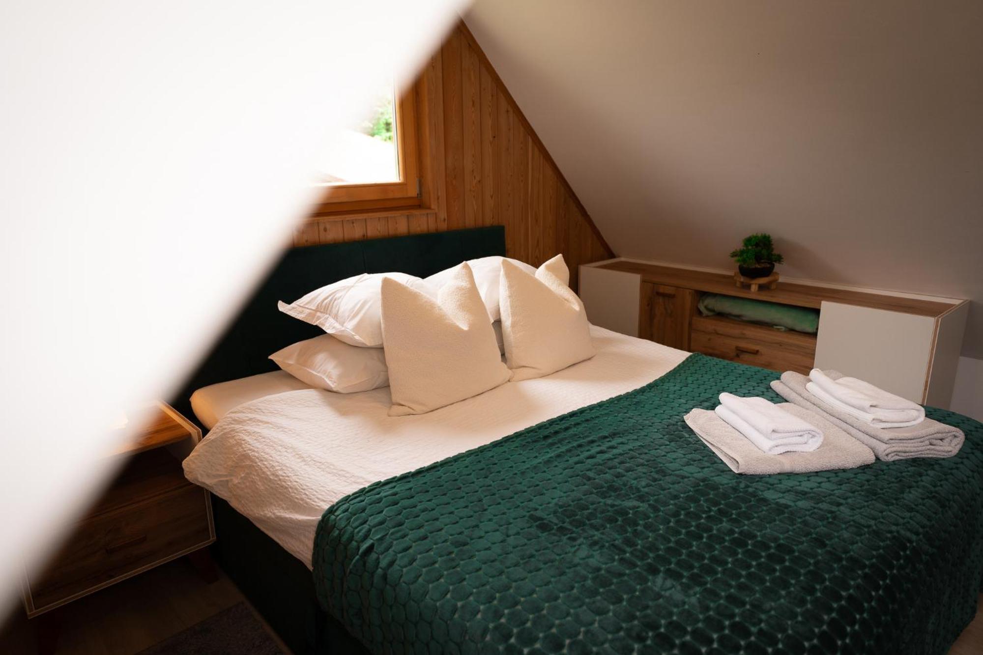 Glamping Gozdna Jasa Hotel โบเว็ก ภายนอก รูปภาพ